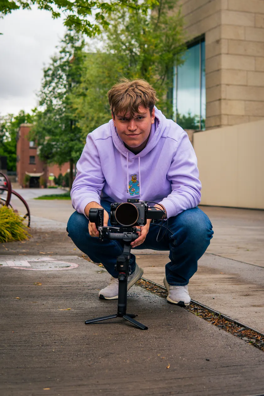 Niklas Kiehl mit Kamera auf dem Gimbal